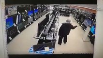 Cet homme casse ces TV à écran plat dans un magasin avec un marteau