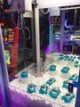 Coronavirus : face à la rupture de stock, un homme décide de faire gagner du savon, du gel hydroalcoolique et du papier toilette dans une machine à pince de fête foraine !