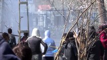 Yunan güvenlik güçleri gaz fişeklerini direkt sığınmacıları hedef alarak atıyor (2)