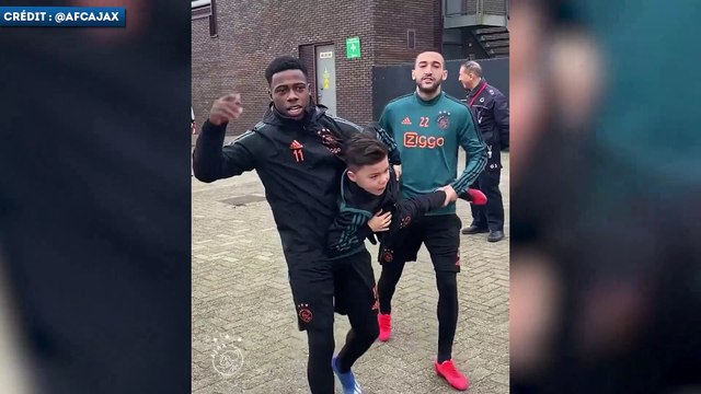 Les joueurs de l’Ajax emmènent un enfant sur le terrain pour lui mettre un petit pont
