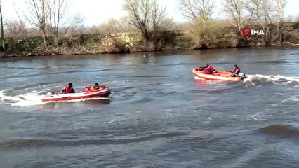 Özel Harekat Polislerinin Zodyak botlu devriyesini Yunan askeri dürbünle izledi
