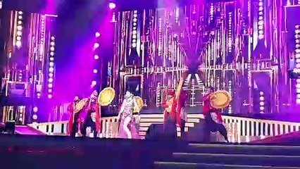 Sara Loren's Sizzling Performance