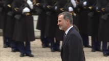 Besos al aire en la recepción de Macron y su esposa a los reyes