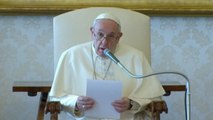 El papa celebra su audiencia con los fieles desde palacio por el coronavirus
