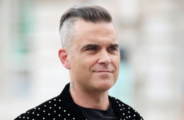 Robbie Williams é velho demais para tingir cabelo