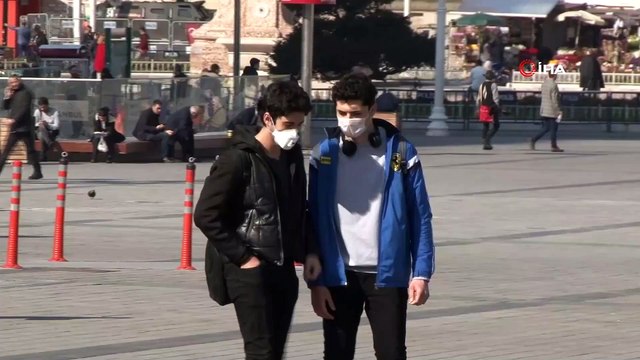 Taksim'de vatandaşların koronavirüs önlemi iha