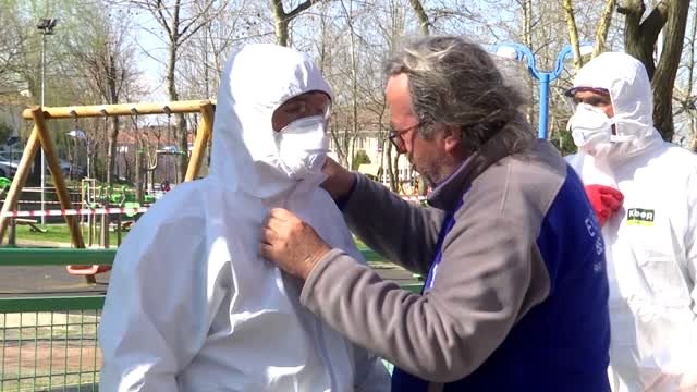 Eyüpsultan'da parklar koronavirüs tedbirleri kapsamında dezenfekte edildi