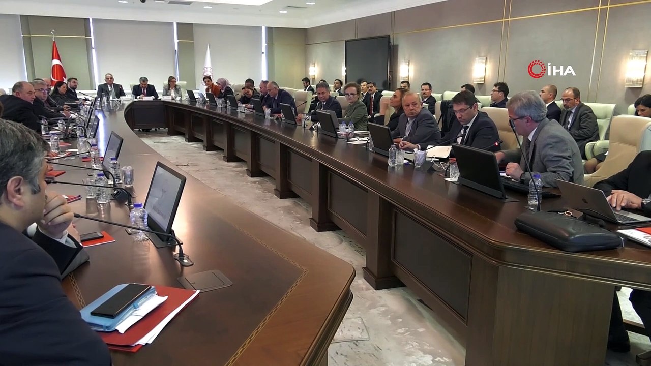 Koronavirüs Bilim Kurulu Toplantısı; Sağlık, Ticaret, Kültür ve Turizm Bakanlarının katılımıyla gerçekleştiriliyor. Toplantıda Cumhurbaşkanlığı Sağlık ve Gıda Politikaları Kurulu Başkanvekili Prof. Dr. Serkan Topaloğlu da bulunuyor.