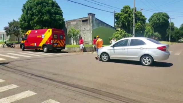 Carro e moto batem em cruzamento no Bairro Periolo