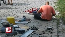 Baterisiz bateri gösterisi yapan sokak sanatçısı