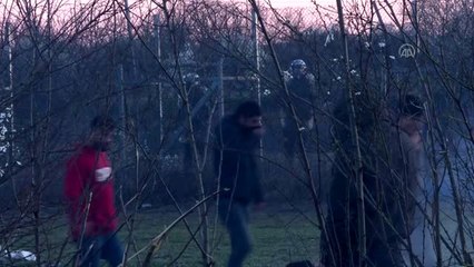 Yunanistan sığınmacılara attığı gaz bombalarıyla bölgeyi savaş alanına çevirdi (2)