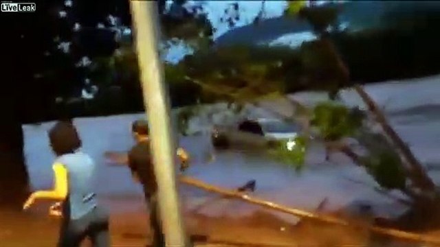 Coincé dans sa voiture, il est sauvé de justesse de l'inondation !