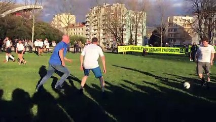 Des personnalités jouent au football pour soutenir la campagne d'Eric Piolle pour les municipales.