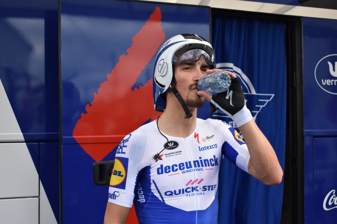Paris-Nice : Julian Alaphilippe véritable star à Saint-Amand-Montrond