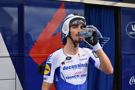 Paris-Nice : Julian Alaphilippe véritable star à Saint-Amand-Montrond