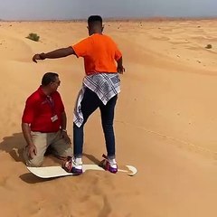 Elzo Jandong se prend un bon bain de sable à Dubaï