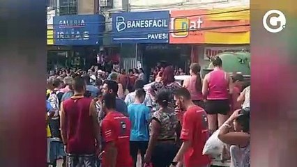 Caminhão invade loja na Avenida Expedito Garcia, em Cariacica