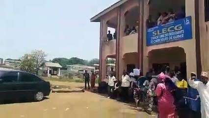 Aboubacar Soumah accueilli par une foule en liesse au siège du SLECG