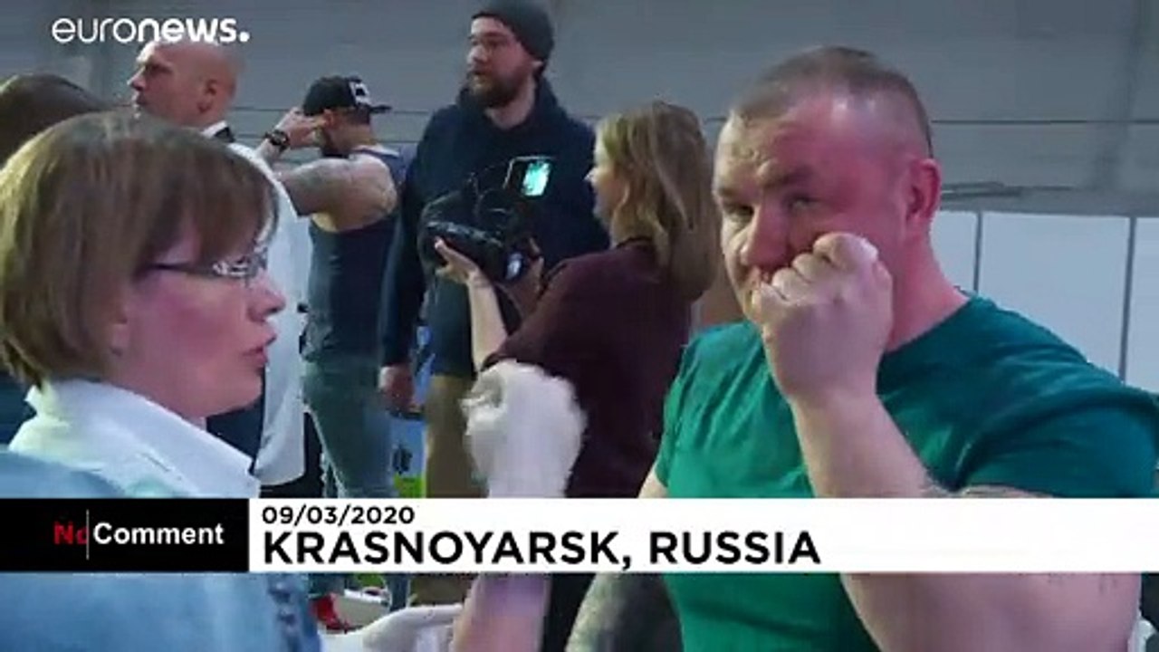 Russland: Starke Männer schlagen einander mit Wucht ins Gesicht