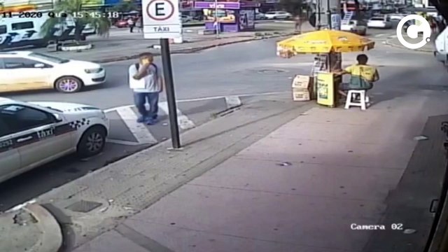 Câmera flagra momento em que caminhão desgovernado invade loja em Cariacica