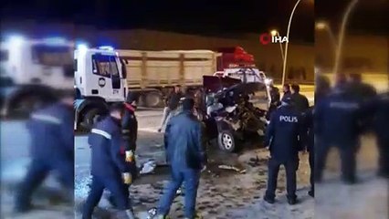 İki otomobil kafa kafaya çarpıştı: 3 ölü