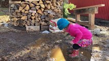 Après avoir sali ses mains, cette petite fille a trouvé un moyen efficace pour cacher la saleté à ses parents.