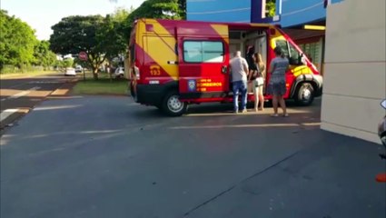 Descargar video: Mulher com ferimento na cabeça é socorrida pelo Siate em escola no Bairro Paulo Godoy