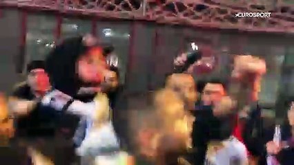 Scène incroyable : Kurzawa fête la qualification au milieu des supporters