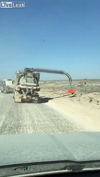 Ce conducteur de camion embarque les poteaux électriques sans s'en rendre compte