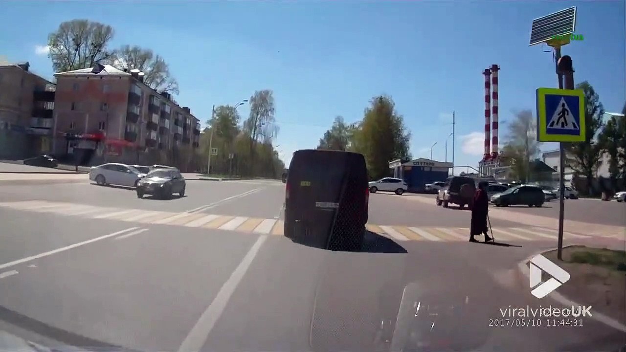 Ce piéton évite une voiture d'une façon géniale... Joli