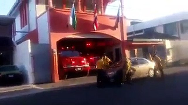 Voilà ce que font les pompiers quand un voiture est mal garée