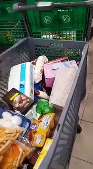 Ces personnes se couvrent la tête avec un sac en plastique pour se protéger