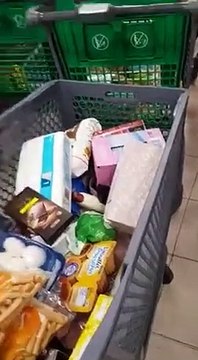 Ces personnes se couvrent la tête avec un sac en plastique pour se protéger