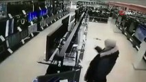 Putin'e sinirlendi, çekiçle mağazadaki televizyonları kırdı