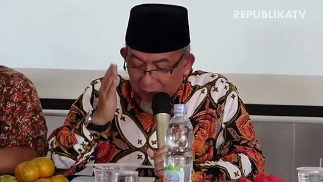Calon jemaah umroh menunggu kepastian keberangkatan ke Tanah Suci Mekah di Terminal 3 Bandara Soekarno Hatta, Tangerang, Banten, Kamis (27/2).