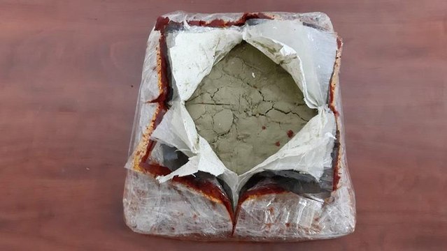 Vücuduna sardığı esrarı salçayla gizlemiş