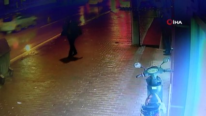 Önce tatlı yedi sonra sadaka kutusunu çaldı... O anlar kamerada