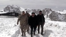 Mehmetçik, Hakkari dağlarında teröristlere korku salıyor