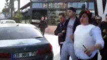 İzmir’in Bornova ilçesinde elinde silahlı AVM’ye giren bir kişi nedeniyle alışveriş merkezi boşaltıldı. İçeriden silah sesleri gelmesi üzerine çok sayıda polis ekibi bölgeye sevk edildi. Şahıs, kısa sürede yakalanarak polis tarafından gözaltı