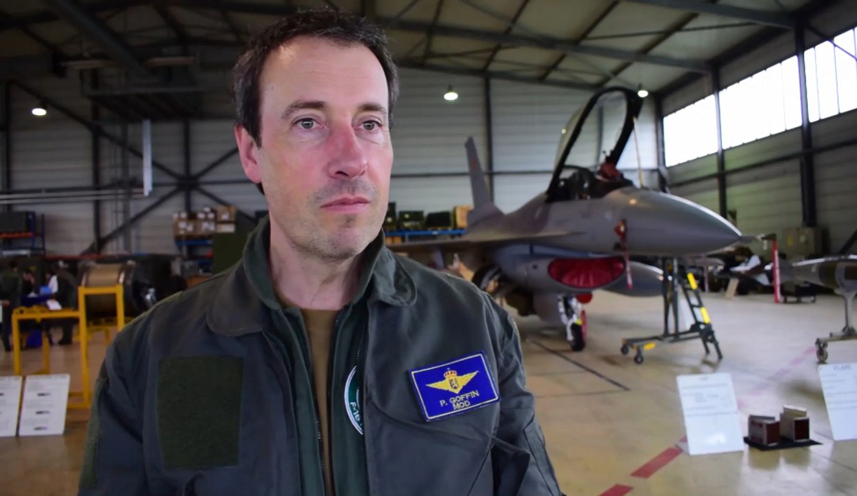 Le ministre Philippe Goffin effectue un vol en F16 avec son homonyme à la base de Florennes