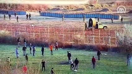 Yunanistan gaz bombalarının etkisini artırmak için 'fan' çalıştırıyor