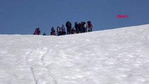 HAKKARİ Yüksekova'da öğrencilerin kar ve kayak keyfi sürüyor