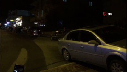 Çiğ köfte almaya giden sürücü şok oldu...Park halindeki otomobil kendi kendine böyle gitti