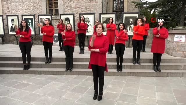 5 ay eğitim alıp İstiklal Marşı'nı işaret diliyle okudular
