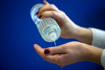 Diyanet, koronavirüse karşı alkol içeren maddeleri kullanmanın caiz olduğu söylüyor