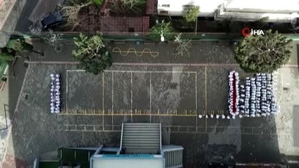 İlkokul öğrencilerinden duygulandıran ay yıldızlı kareografi