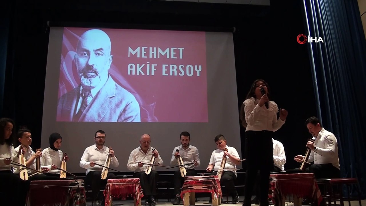 İstiklal Marşı’nı kemençe eşliğinde söylediler