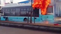 Seyir halindeki otobüs alev aldı