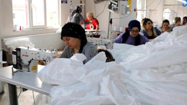 Zonguldaklı firma, koronavirüs sonrası gelen 1 milyonluk tulum talebini yetiştirmek için gece gündüz üretim yapıyor