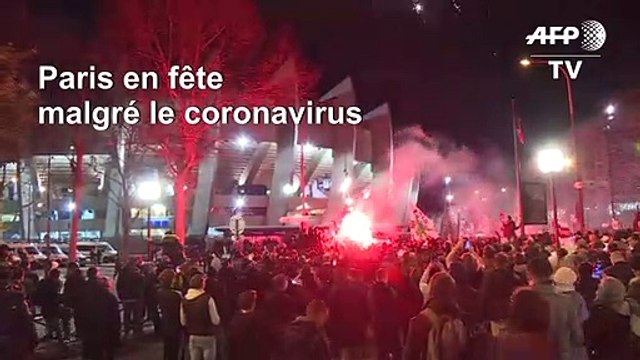 Ligue des champions: les joueurs du PSG remercient leurs supporters à l'extérieur du Parc des Princes